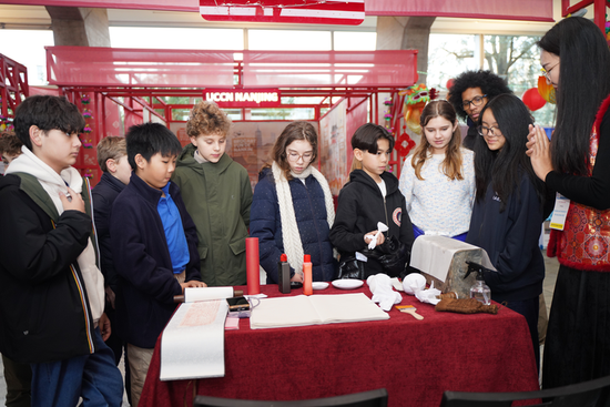 青少年观众在“拓印传文脉·触摸活历史”专区互动体验