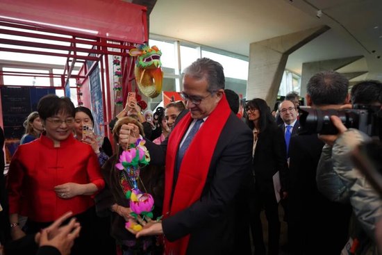 联合国教科文组织总干事哈立德·埃纳尼对秦淮灯彩精湛的制作工艺及其承载的节日文化内涵表示赞赏