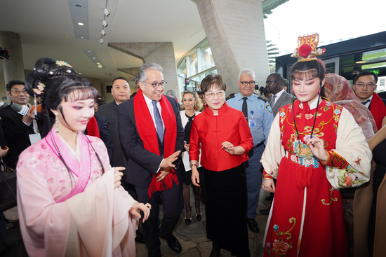 联合国教科文组织总干事哈立德·埃纳尼、中国常驻联合国教科文组织大使杨新育与南京越剧团演员交流互动