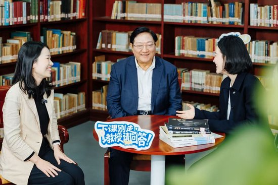 “与青年谈心”访谈照片。