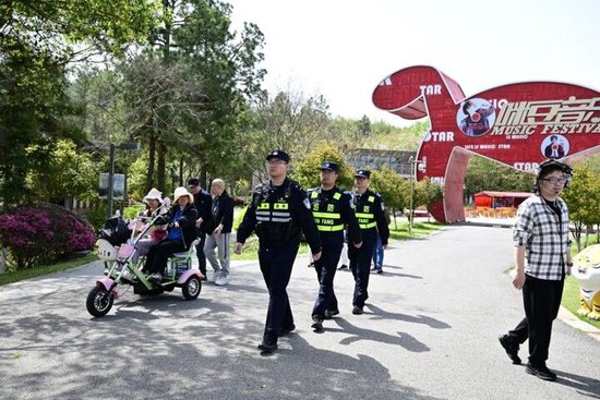 图释：溧水分局民警在天生桥景区开展巡逻守护 拍摄：吕一剑