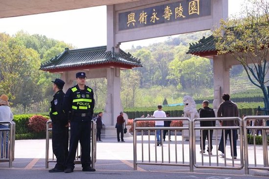  图释：民警在全市各大墓园开展巡防 拍摄：杜明泉