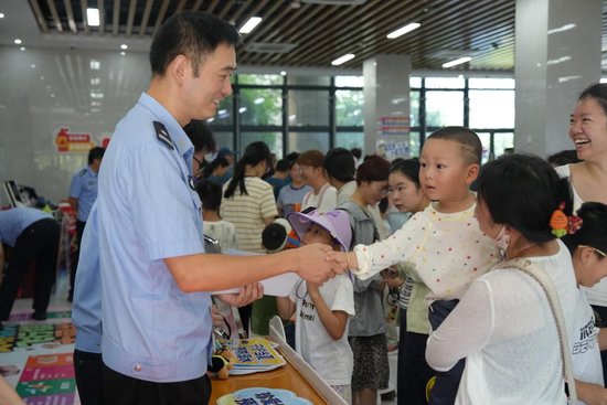 高淳分局活动现场，“费所长”在防溺水小课堂与小朋友们开展互动 拍摄人：邢秀萍