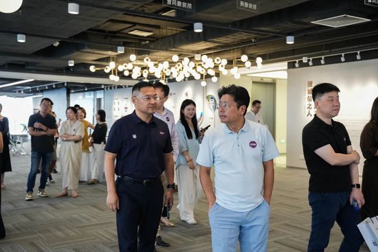 ▲ 到场校友参观华贸中心