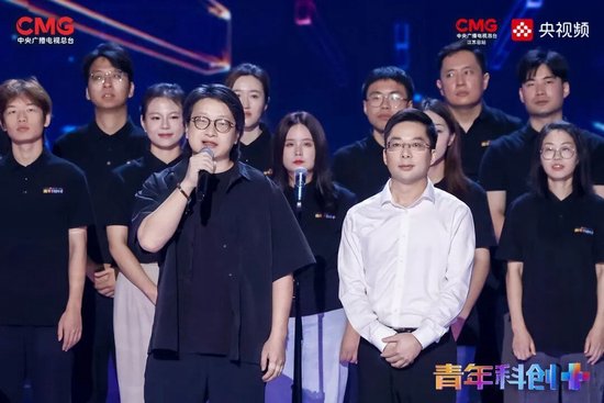 　　北京冬奥会开幕式视效总监、奥林匹克主火炬总设计师、《青年科创+》节目的视觉总监王志鸥（左）与南京天创电子技术有限公司董事长刘爽（右）。