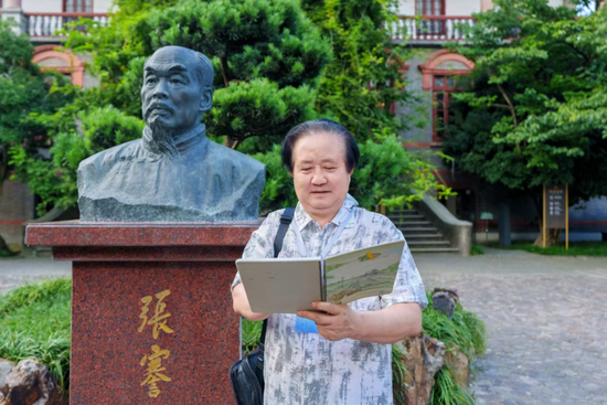 江苏省中国画学会艺术委员会委员张广才在写生