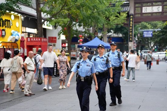 &nbsp;▲国庆期间，民警在景区内开展街面巡防。拍摄： 张祖铭