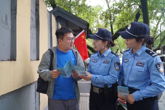 &nbsp;▲鼓楼分局民警在颐和路巡逻执勤。拍摄：朱思远