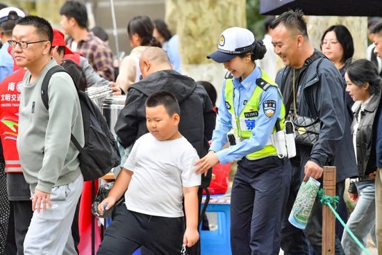 &nbsp;▲民警在钟山风景区陵园路梧桐大道开展便民服务，为游客指路。拍摄：张真庆