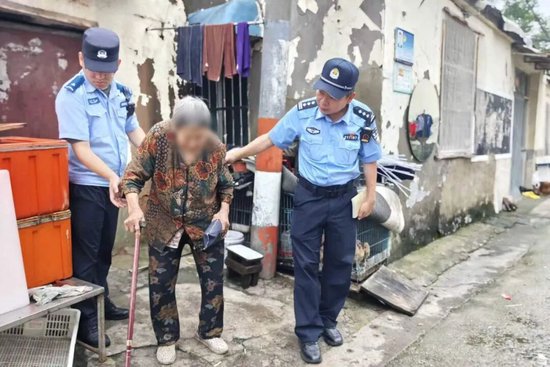 &nbsp;▲栖霞民警巡逻时发现一名 89 岁高龄老人迷路，帮助其与家人团聚。拍摄：赵祯毅