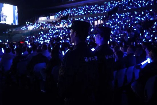 &nbsp;▲民警在演唱会现场做好定点值守等工作。拍摄：华浩