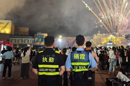 &nbsp;▲栖霞分局民警在欢乐谷景区烟火秀现场值守。拍摄：宋彪