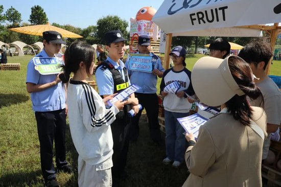 &nbsp;▲溧水分局民警做好活动安保工作的同时，向游客宣讲反诈知识。拍摄：罗峰