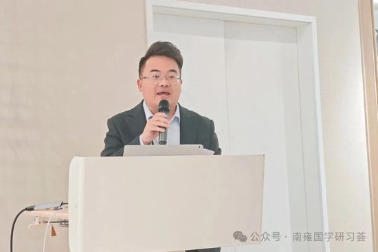 国学经典研习荟执行副组长徐小祥主持活动