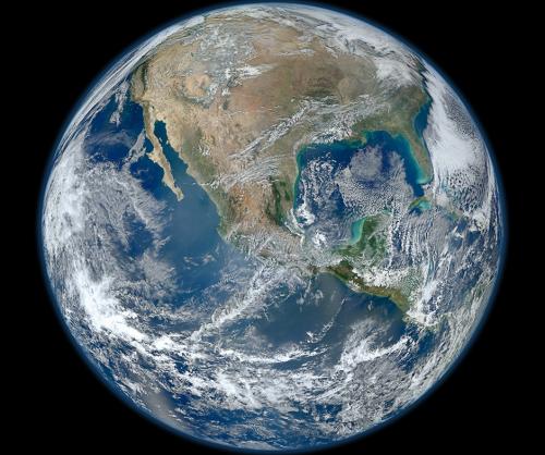 图为2012年1月4日,地球观测卫星“苏奥米NPP”拍摄的地球全景图——“蓝色大理石”,图中的地球美得令人窒息。 图片来源:NASA官网