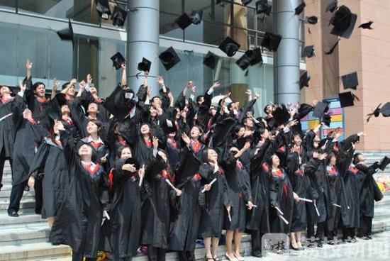 学士帽威力究竟多大？实验证明：能切西瓜！