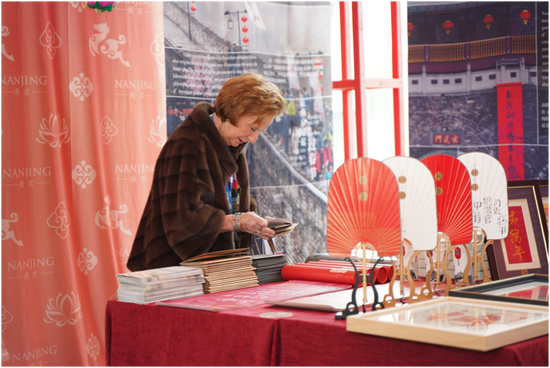 观众驻足欣赏非遗贺春展区