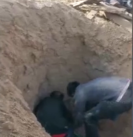 　民警将马某母亲救出。视频截图