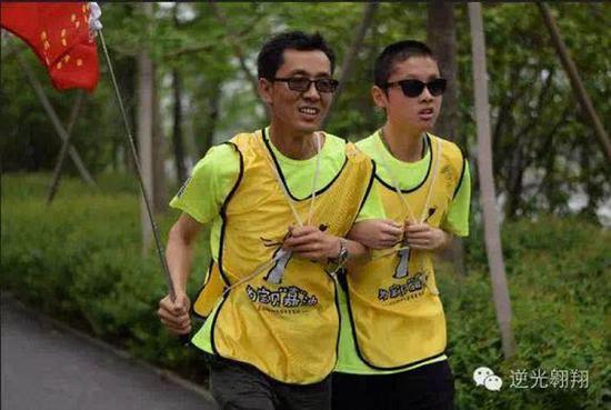 王蕴的爸爸陪他跑步。王蕴供图