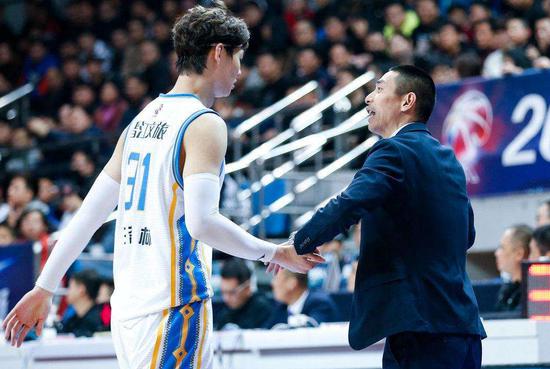 郭士强郭艾伦叔侄吵架上热搜 当教练真的太难了