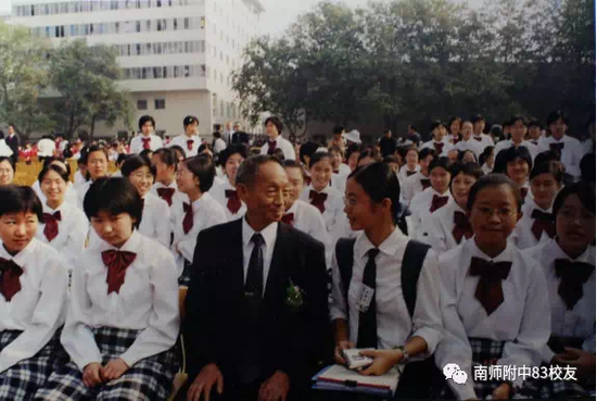 2002年10月1日,袁隆平院士回到母校与在校师生共祝100周年校庆。