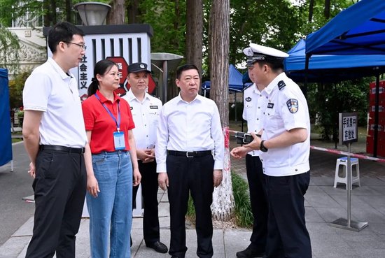 南京市副市长,江苏省公安厅党委委员、副厅长,南京市公安局党委书记、局长常和平到高考考点检查指导安保工作