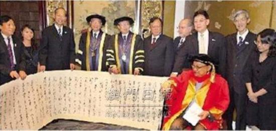 朱寿桐撰书赞词,金庸先生连称 “好字好词,好好收藏,蓬荜生辉“。