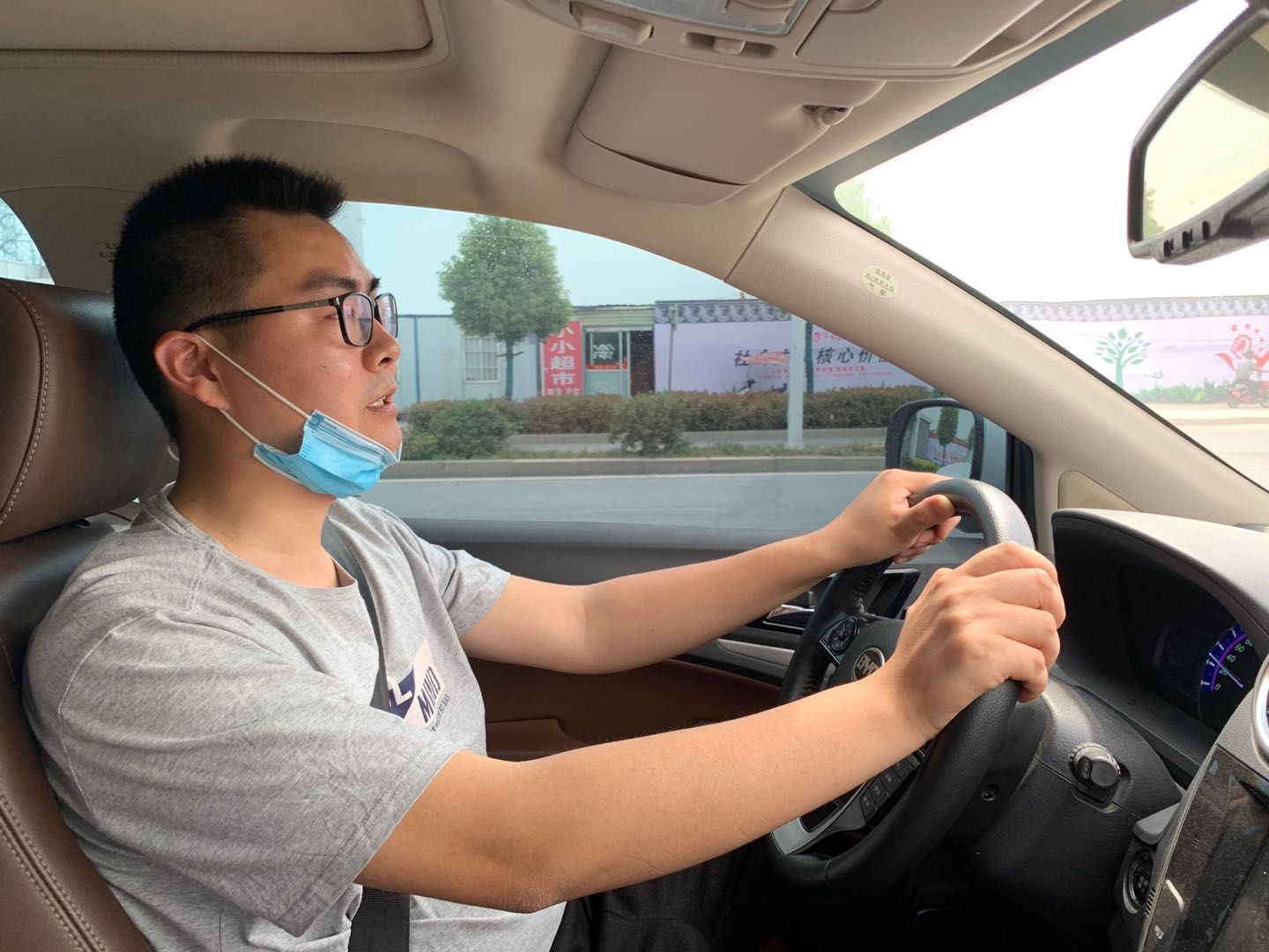 4月30日,郭明驾车前往九江。新京报记者 胡巍 摄