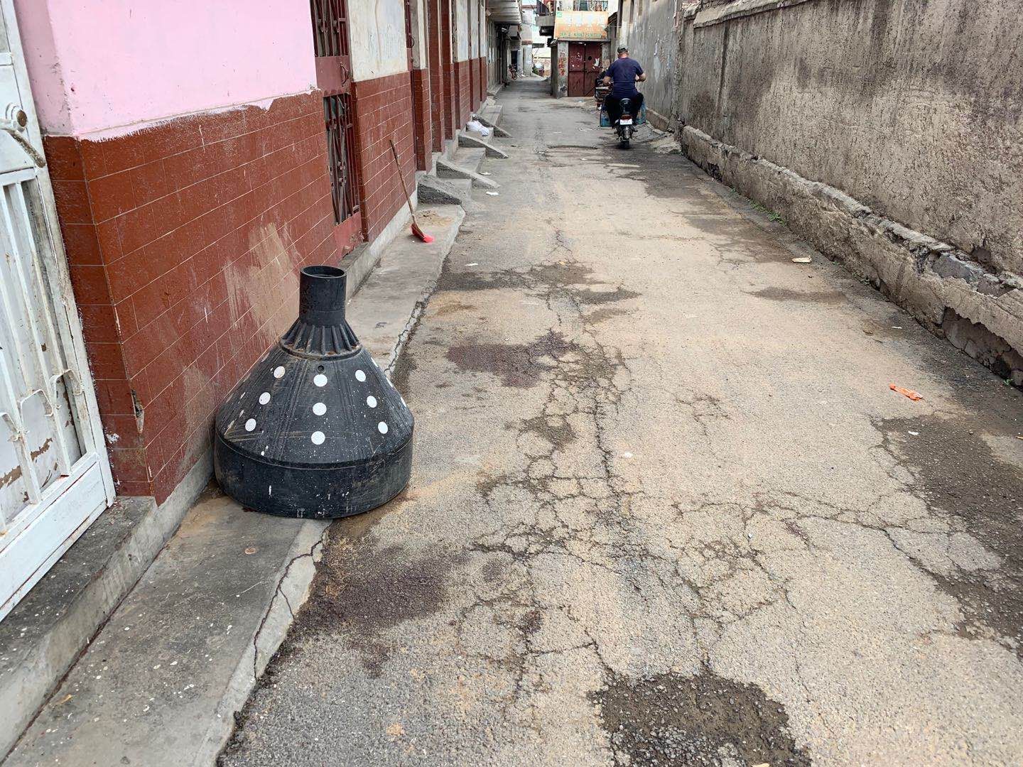 事发地仍有血迹。