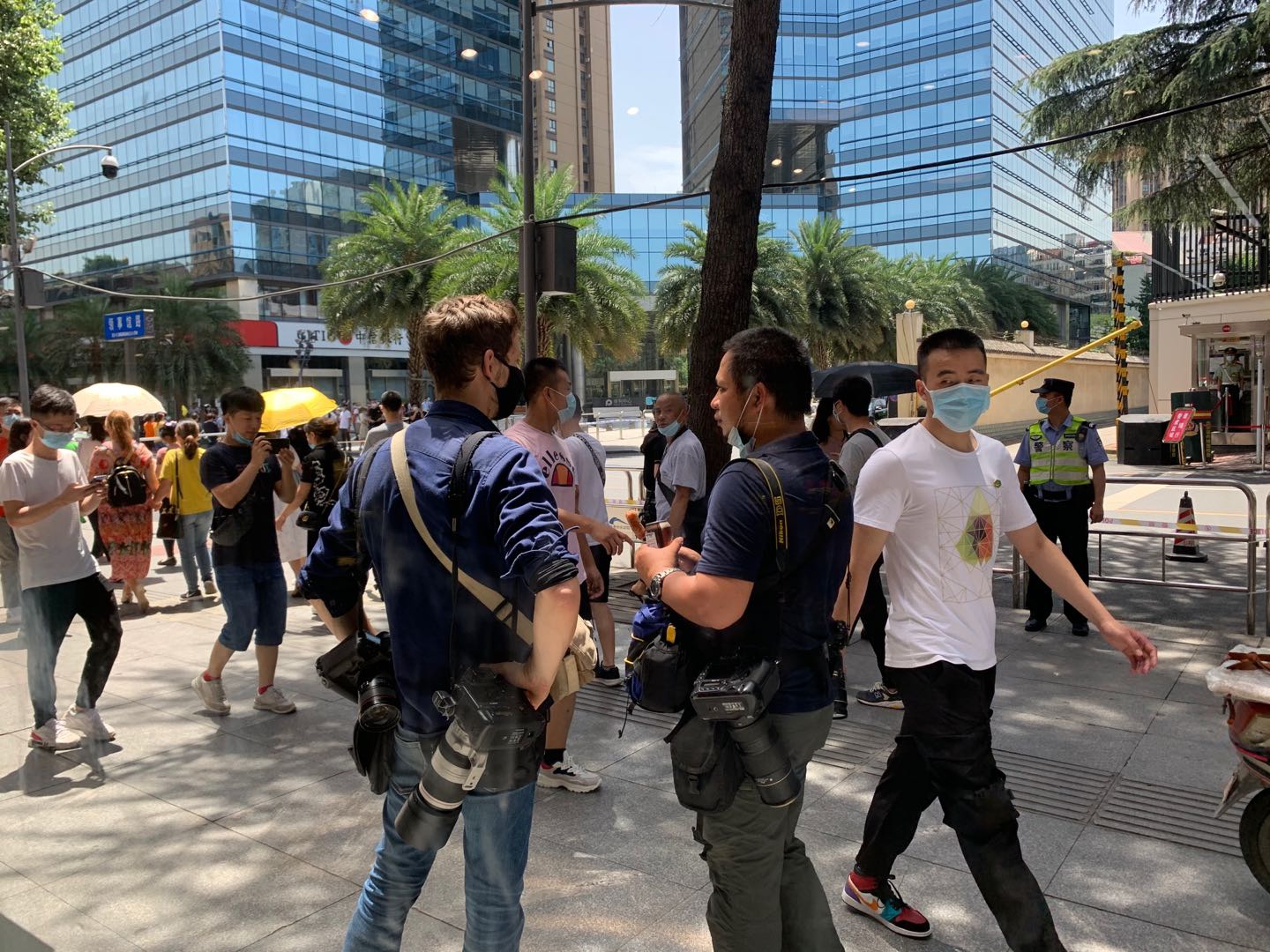 7月26日,外媒记者在成都领事馆路采访。