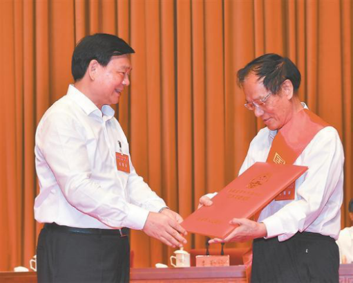 |在这场高规格大会上 他们又站到了C位