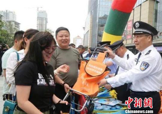 南京警方向群众宣传防范经济犯罪知识。江苏警方 供图