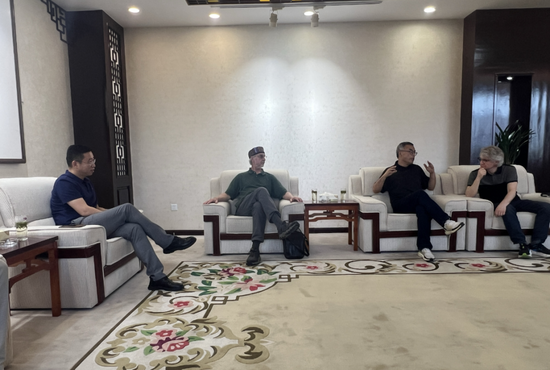 中国宣纸股份有限公司党委书记、董事长赵胡鲲(左一)与艺术家交流