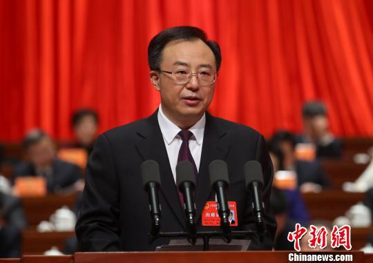 图为江苏省省长吴政隆作《政府工作报告》。 泱波 摄
