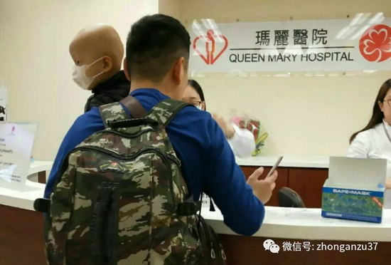 ▲4月15日,史华带着儿子在香港玛丽医院购买马法兰针剂。