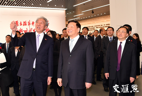 张志贤、娄勤俭、吴政隆等参观中新合作苏州工业园区专题馆展览。交汇点记者 张筠 摄