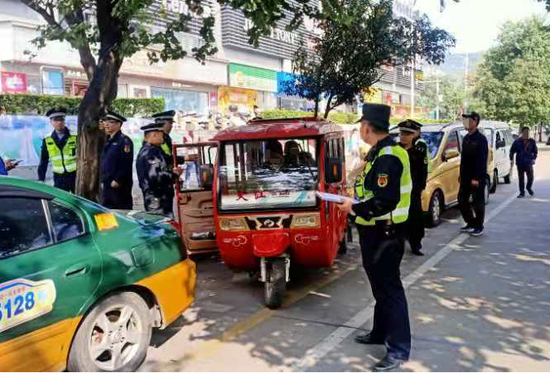 涉事残疾人车主车辆被扣时的现场照片
