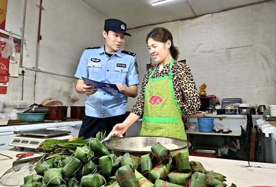 民警向经营户讲解防诈知识