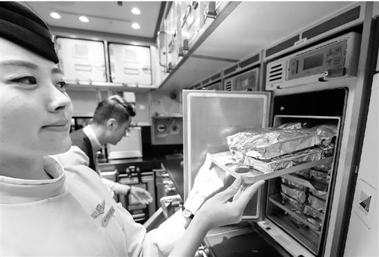 经济舱取消免费餐食引争议 一顿飞机餐到底多少成本