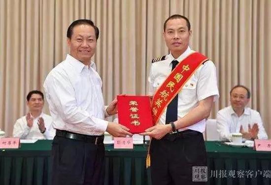 川航英雄机长刘传健被清华航空管理硕士项目录