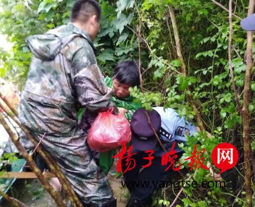 救援民警在扶住群众上岸时自己因湿滑摔倒。