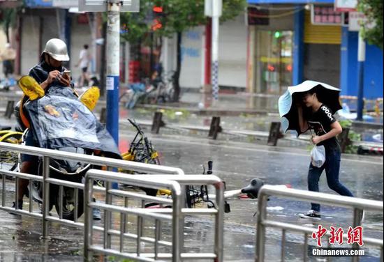 宁德风中行走的路人,伞已被弯曲 王东明 摄