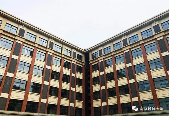 南师大附中秦淮科技高中宿舍楼,图自“南京教育头条”
