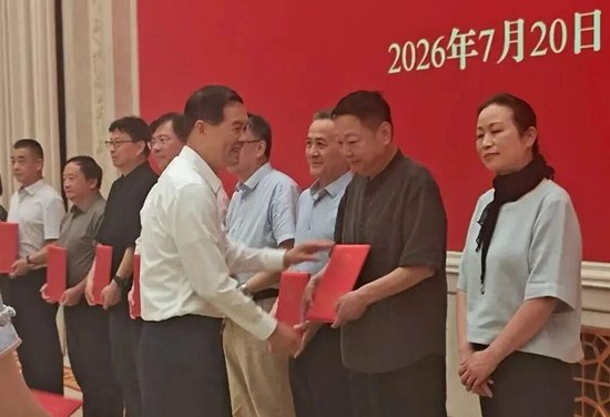 ▲ 刘小涛省长为佘玉奇颁发聘书