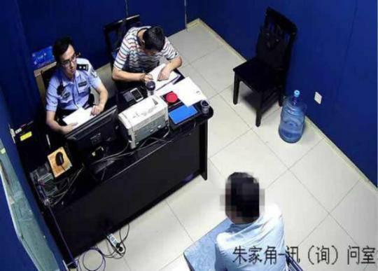 图说:被公安机关抓获的鲁某。青浦公安分局供图