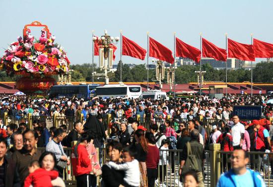 北京天安门广场及故宫游客如潮、人山人海,迎来旅游客流高峰。