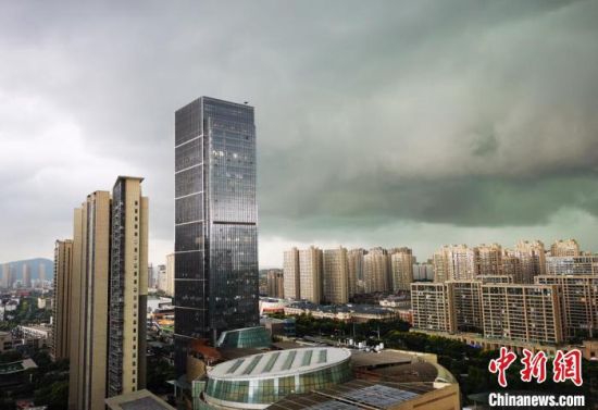 9月2日,无锡经开区,下雨之前,空中乌云密布。