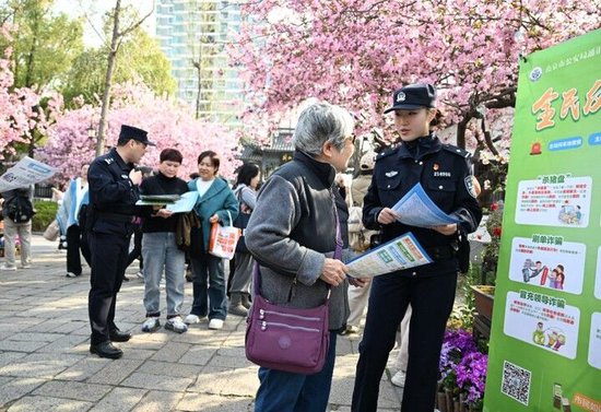  图释：建邺分局民警在景区普及反诈知识 拍摄：国武