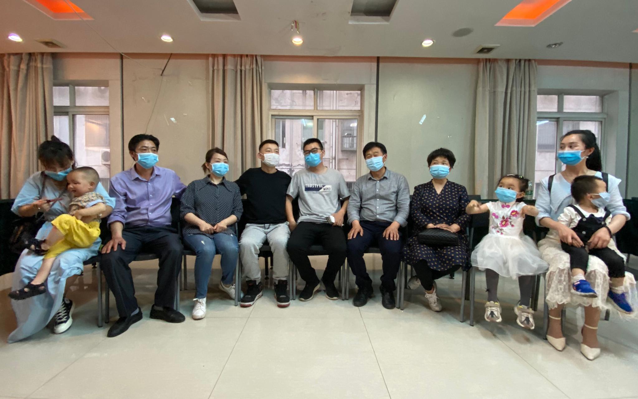 两家人在江西九江的一家酒店见面。新京报记者 王清以 雷燕超 摄