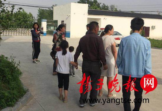 聋哑女携女外出急坏家人 民警网友接力护送母女返家